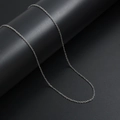 Minimalistische zilveren roestvrijstalen schakelketting op een zwarte houder - Stijl 45cm / Staalkleur