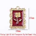 Vergulde 3D rozenhanger met rood emaille en details van de roostertextuur - 13814-KC Goud Verguld-Transparant Rode Emaille Roos
