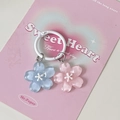 Romantischer Kirschblüten-Schlüsselanhänger mit rosa und blauen Harzanhängern am Ring - Doppelte Kirschblüte mit Ringverschluss / Rosa und Blau Mix
