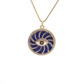 Ketting met boze oog hanger in blauw emaille met gouden wervelpatroon op wit decor - Blauw