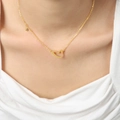 Collana dorata minimalista con cuore e zircone indossata da modella per uno stile elegante - Collana a cuore cavo dorata (P1882-38+5cm)