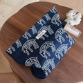 Dettaglio della trousse in tela blu navy con ricamo a forma di cavallo - Blu Notte