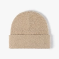 Gorro de punto beige de hilo de plumas con textura suave y dobladillo para el invierno - Camel