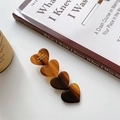 Fermaglio per capelli a cuore color ambra tartarugato con incisione decorativa - Caffè Scuro