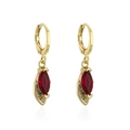 Dettaglio di orecchini placcati oro 18 carati con pietre rosse e cristalli chiari - Rosso (41731)