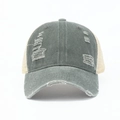 Dettaglio del cappellino vintage con rete traspirante e visiera strappata effetto usato - Taglia unica / Grigio