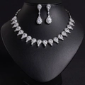 Elegantes Brautschmuck-Set mit silberner Halskette und Tropfenohrringen auf einer Puppe - Halskette & Ohrringe Set mit Weißem Zirkon