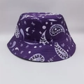 Detail eines lila Wende-Anglerhuts mit Mond-, Stern- und Paisley-Muster-Aufdruck - Lila Sterne Mond