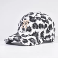 Dettaglio del berretto da baseball in peluche leopardato bianco e nero con toppa R oro - Nero & Bianco / Regolabile