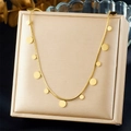 Dettaglio di pendenti a disco geometrici placcati oro su catena in scatola portagioie - Ciondolo A Disco Tondo (N3542)