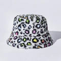 Nahaufnahme der flauschigen Regenbogen-Leopard-Webpelzstruktur am warmen Anglerhut - M (56-58cm) / Grau