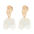 Boucles d'oreilles dorées martelées avec pendentifs pétales blancs sur fond blanc épuré - Couleur Or KC (1901)