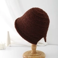Detalle de un gorro tipo pescador de felpa marrón oscuro en un soporte de madera - 55-59CM / Marrón