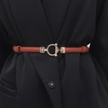 Damen schmaler brauner Ledergürtel mit goldener Metallschnalle auf schwarzem Blazer - 1.4cmx95cm / Camel