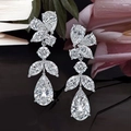 Orecchini pendenti di lusso in argento con cristalli scintillanti a forma di pera - Oro Bianco