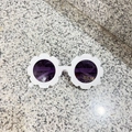 Detail of flower-shaped children's sunglasses showing UV400 protection and CE certification label - Glossy Solid White