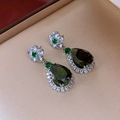 Vista macro di orecchini a fiore vintage con pietre verdi a goccia e zirconi - Orecchini - Verde (Perno in Argento 925)
