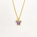 Détail d'un collier élégant en laiton doré avec pendentif papillon en zircone violette - Collier Avec Pendentif / Violet