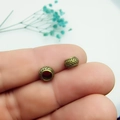 Primo piano di perline distanziatrici in bronzo con motivo a spina di pesce - Bronzo Antico