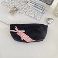 Astuccio nero in tessuto con fiocco rosa per studenti su scrivania bianca - Nero