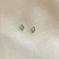 Orecchini a perno in argento con zirconi verde oliva taglio marquise su tessuto di lino - B-261 Mini Zircone Verde Oliva