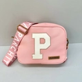 Borsa a tracolla rosa in nylon con ricamo lettera P e ampia tracolla logo - Rosa