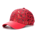 Detail der roten geometrisch karierten Baseballkappe mit Kunstleder-Schirm-Finish - Einheitsgröße / Rot