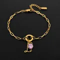 Vergulde roestvrijstalen armband met hanger met letter L en roze edelsteen detail - Letter L