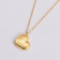 Dettaglio del ciondolo a cuore con motivo a nido d'ape e incisione Forever - Oro