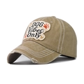 Detalle de la gorra de béisbol de algodón lavado caqui con bordado DOG Vibes Only - Ajustable / Caqui