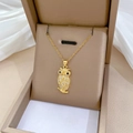 Nahaufnahme der goldenen Eulen-Halskette mit Kristallbesatz in einer Schmuckschatulle - Goldener Eule Anhänger (H315)