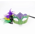 Détail du masque de mascarade violet et vert avec motifs pailletés dorés et plumes - Style 8