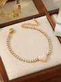 Detalle de pulsera dorada con circonitas blancas, colgante de corazón y cierre ajustable - Estilo Corazón (ZHB63-Gold) / Pulsera