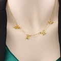 Elegante collar dorado con letras MAMA en maniquí, joyería de acero inoxidable - Dorado MAMA