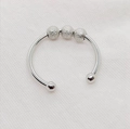 Detailansicht eines silbernen drehbaren Angst-Rings mit drei mattierten beweglichen Perlen - Einheitsgröße / Drei-Perlen-Stil / Silber
