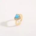 Detail eines Goldrings mit blauem Herz-Edelstein und funkelnden Kristallakzenten - Einstellbar Offen / Pfauenblau Zirkon-Stil