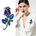 Elegant vintage rose brooch with blue crystals and green leaf details in gold plating - XD825138-2 Blue Vintage Rose