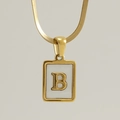 Minimalistische gouden ketting met vierkante parelmoer hanger en letter B detail - Letter B