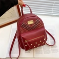Mini sac à dos rouge chic avec rivets punk dorés et poche frontale zippée pour femme - Rouge