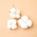 Tres cabezas de flores de algodón secas naturales sobre fondo marrón para decoración navideña - Flores de Algodón (6 piezas/paquete)