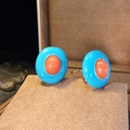 Pendientes de clip ovalados vintage con esmalte azul y detalle de semiesfera naranja - Azul Celeste