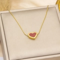 Élégant collier cœur en titane doré avec pendentif rouge dans une boîte à bijoux - Collier Coeur Rouge Doré
