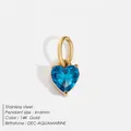 Herzförmiger Anhänger aus Edelstahl mit einem facettierten aquamarinblauen Kristall - Dezember Seeblau - Gold