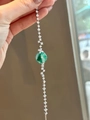Primer plano de pulsera de plata con piedra de calcedonia verde y detalles de circón - Estilo Calcedonia Verde / Plata-Verde