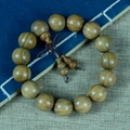 Naturholz-Armband aus grünem Sandelholz mit zwei Kürbis-Anhängern auf blauem Stoff - Kürbis Stil / 15mm x 15 Stk