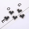 Set di cinque ciondoli a cuore pixel mosaico nero con cornici in argento per gioielli - Cuore Mosaico Nero