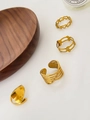 Detailansicht von vier 18K vergoldeten Ringen mit unregelmäßigem Design auf Tablett - Herz Und Unregelmäßiger Linienstil / Gold Offen (Artikel R0194)