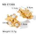 Detalle de pendientes de flor con perlas mostrando medidas de 3,9cm por 1,1cm de ancho - Estilo de Perla de Flor Martillada Dorada (NB-E1368) / Oro de 18K