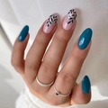 Unghie finte blu e rosa con delicati motivi a foglia e accenti di glitter argento - Stile Foglia Verde Ottanio e Rosa (JP1950)