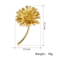 Élégante broche fleur de marguerite dorée pour femme, hauteur 5,3 cm et texture métal - Jaune